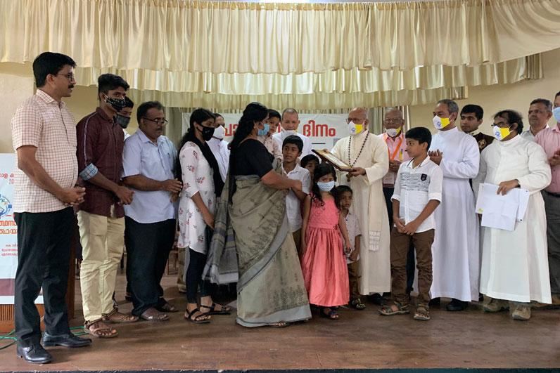 https://photos.chavaramatrimony.co.in/csr-activities/helping.jpg